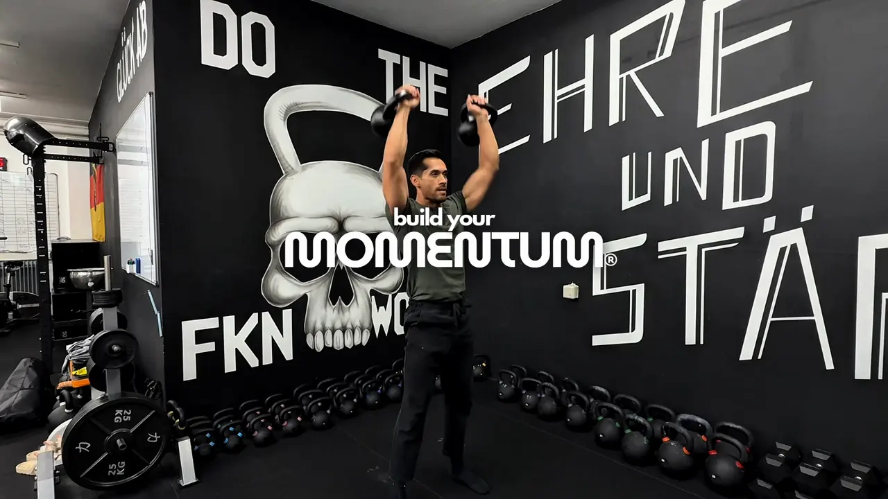 Eric Becker beim Kettlebell- und Calisthenics-Training, darüber der Schriftzug Build your Momentum